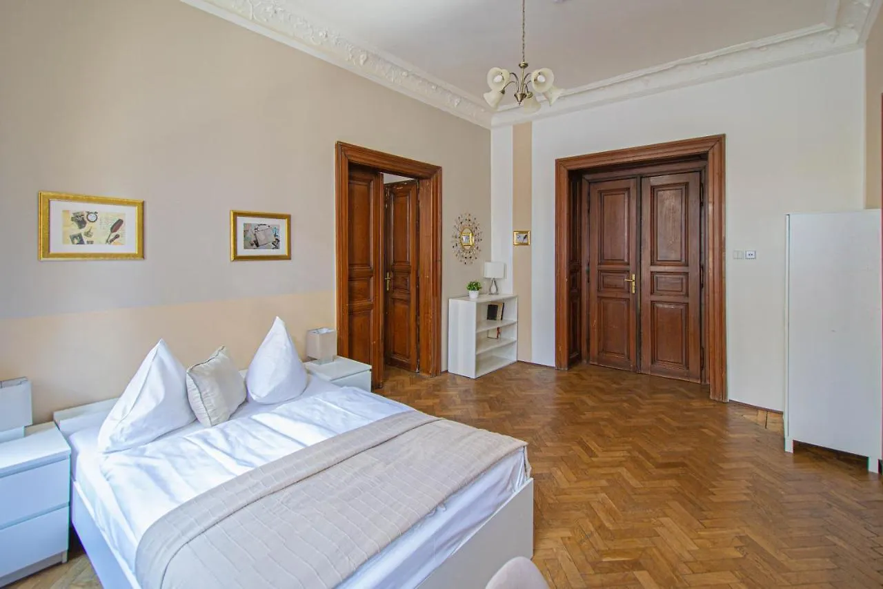 For Celebrations Spacious 3Bdr Apartment With Balcony 布拉格