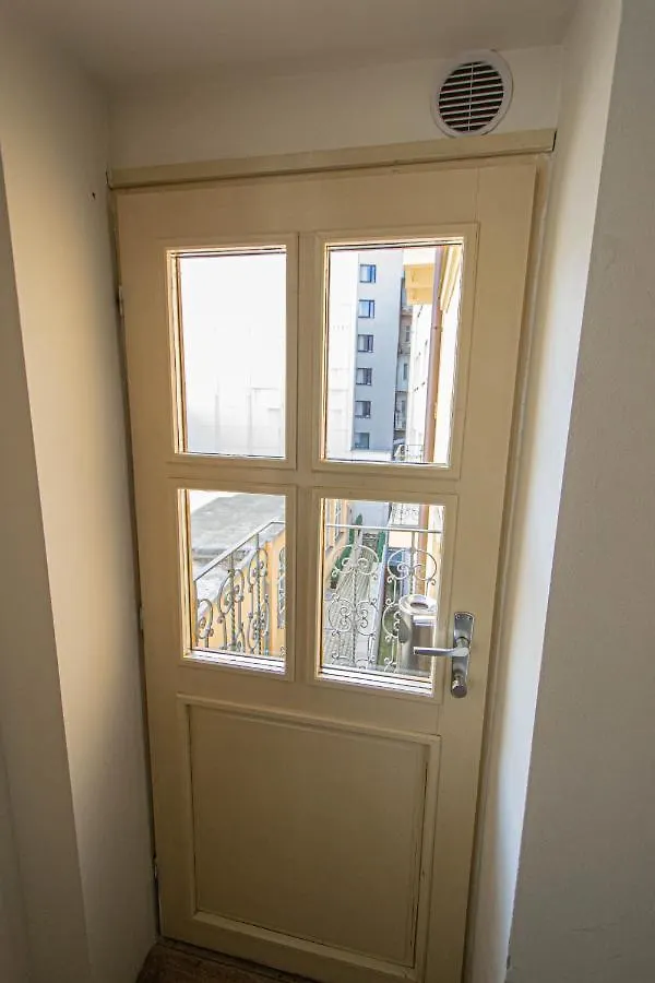 For Celebrations Spacious 3Bdr Apartment With Balcony Praga 0*,  Repubblica Ceca